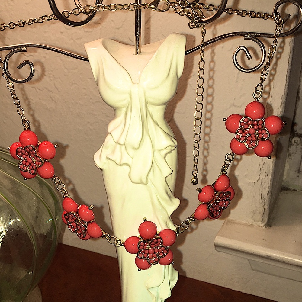 🌈SOLD🌈Pretty goldtone statement necklace with five coral shaped flowers.